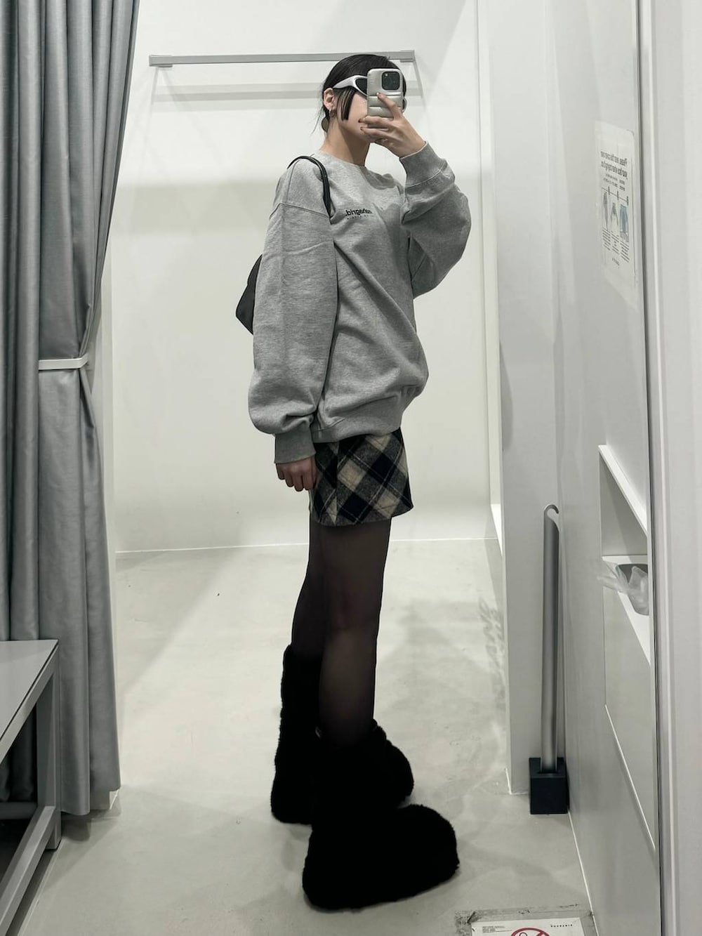 グレー系のスウェットを着用したレディースの秋コーディネートの2枚目の写真