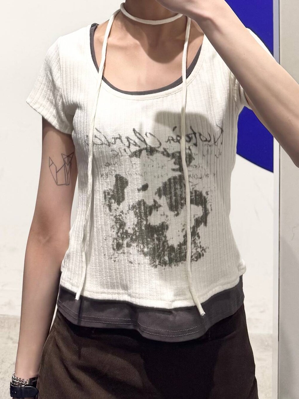 ホワイト系のTシャツ/カットソーを着用したレディースの春コーディネートの3枚目の写真