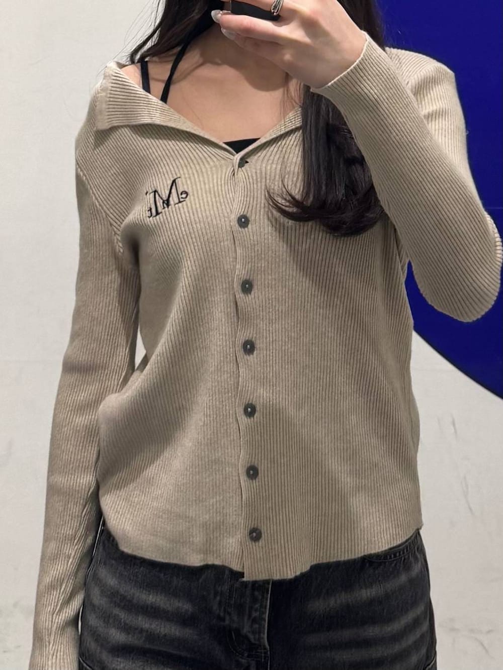 ブラック系のデニムパンツ、ブラウン系のカーディガン/ボレロを着用したレディースの春コーディネートの3枚目の写真