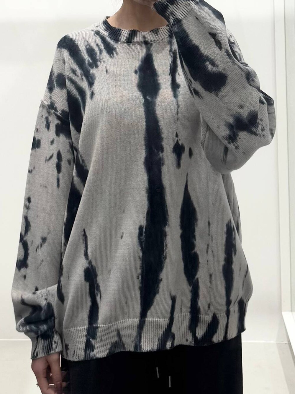 ブラック系のスウェットパンツを着用したレディースの冬コーディネートの3枚目の写真