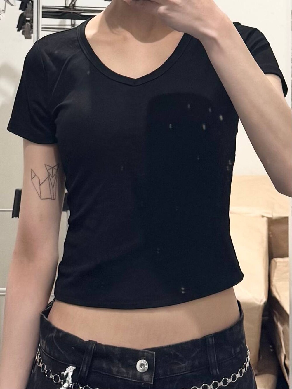 ブラック系のTシャツ/カットソー、ブラック系のデニムパンツを着用したレディースの夏コーディネートの3枚目の写真