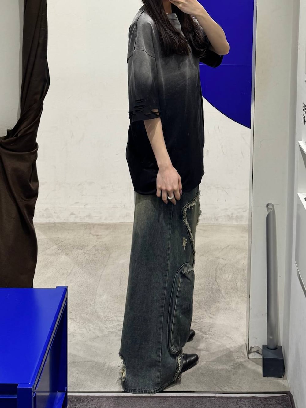 グレー系のTシャツ/カットソー、ブルー系のデニムパンツを着用したレディースの春コーディネートの2枚目の写真