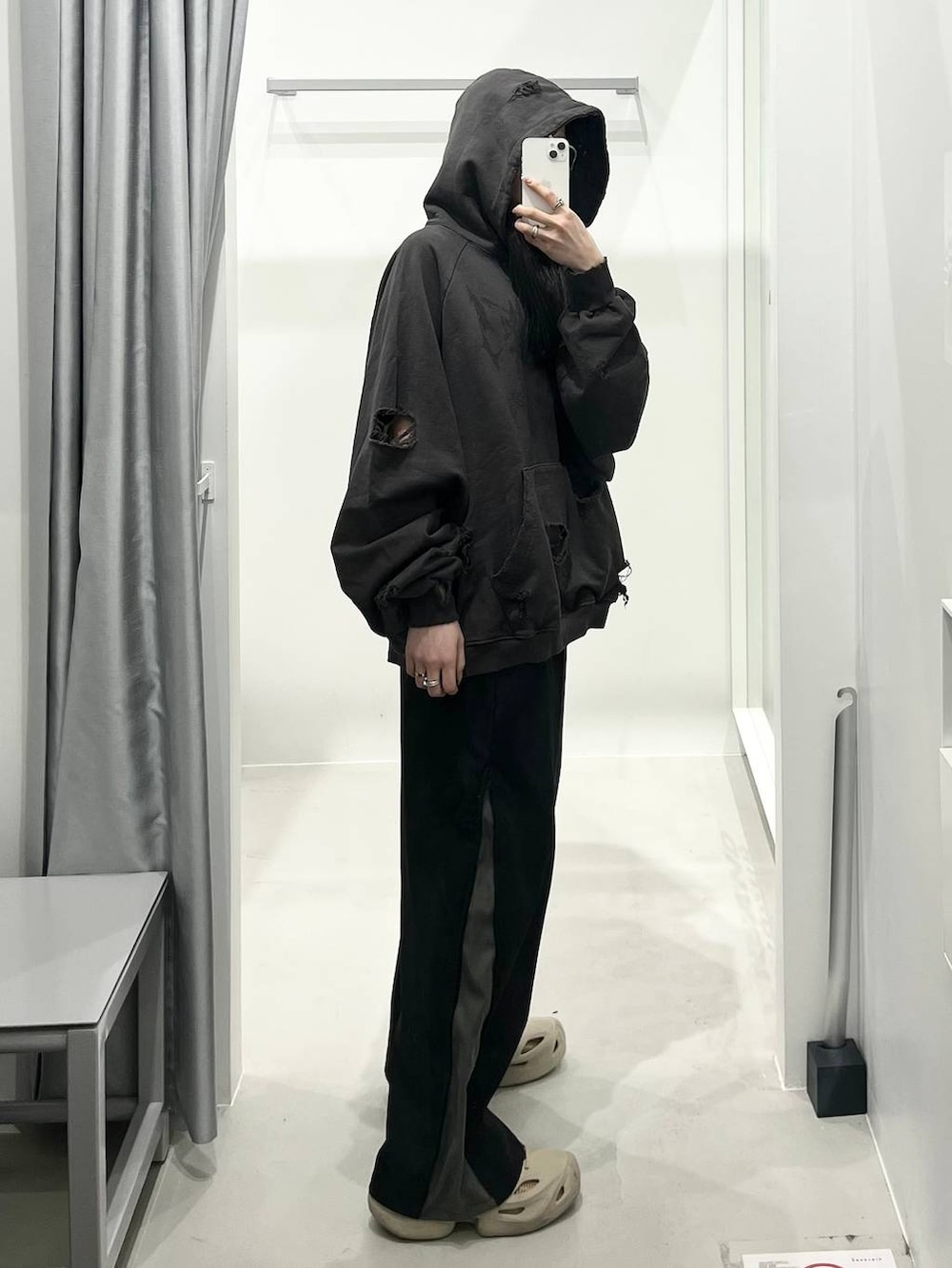 ブラック系のカーゴパンツ、グレー系のスウェットを着用したレディースの春コーディネートの2枚目の写真