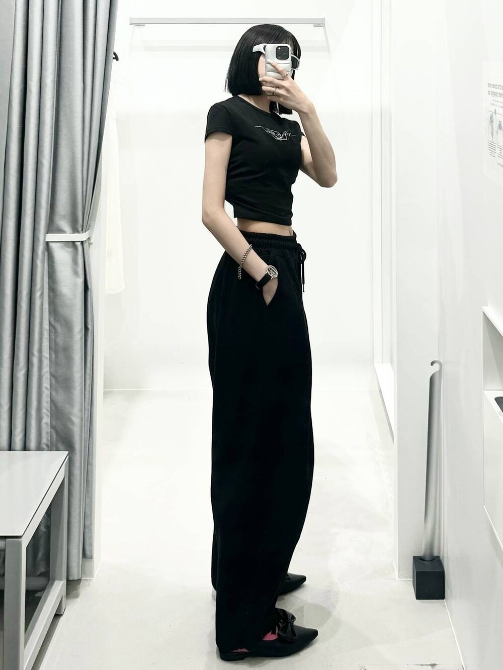 ブラック系のスウェットパンツ、ブラック系のTシャツ/カットソーを着用したレディースの夏コーディネートの2枚目の写真