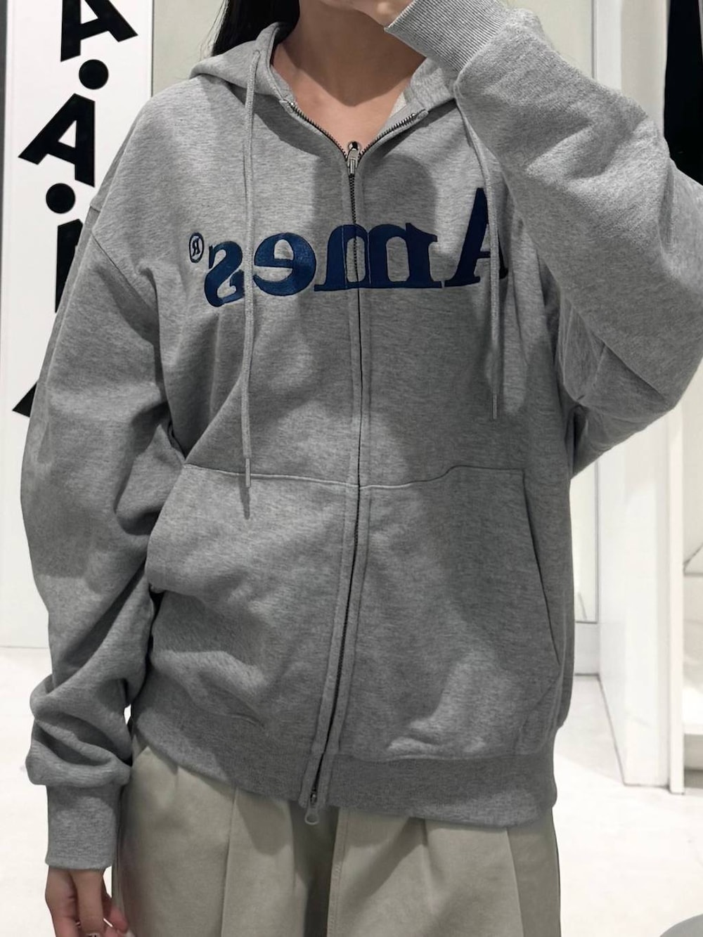 ベージュ系のその他パンツ、グレー系のパーカーを着用したレディースの秋コーディネートの3枚目の写真