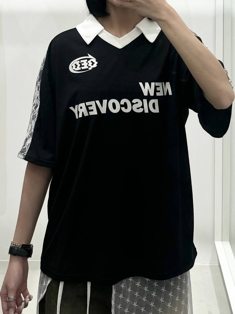 ブルー系のデニムパンツ、その他のスカート、ブラック系のTシャツ/カットソーを着用したレディースの夏コーディネートの3枚目の写真