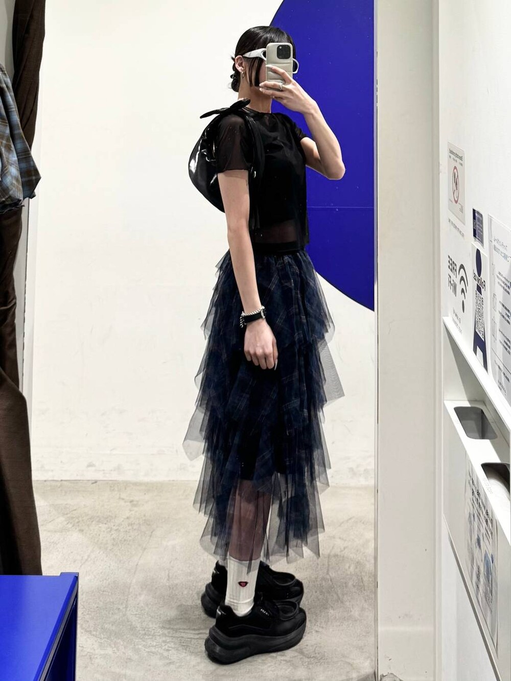 ブルー系のスカートを着用したレディースの春コーディネートの2枚目の写真