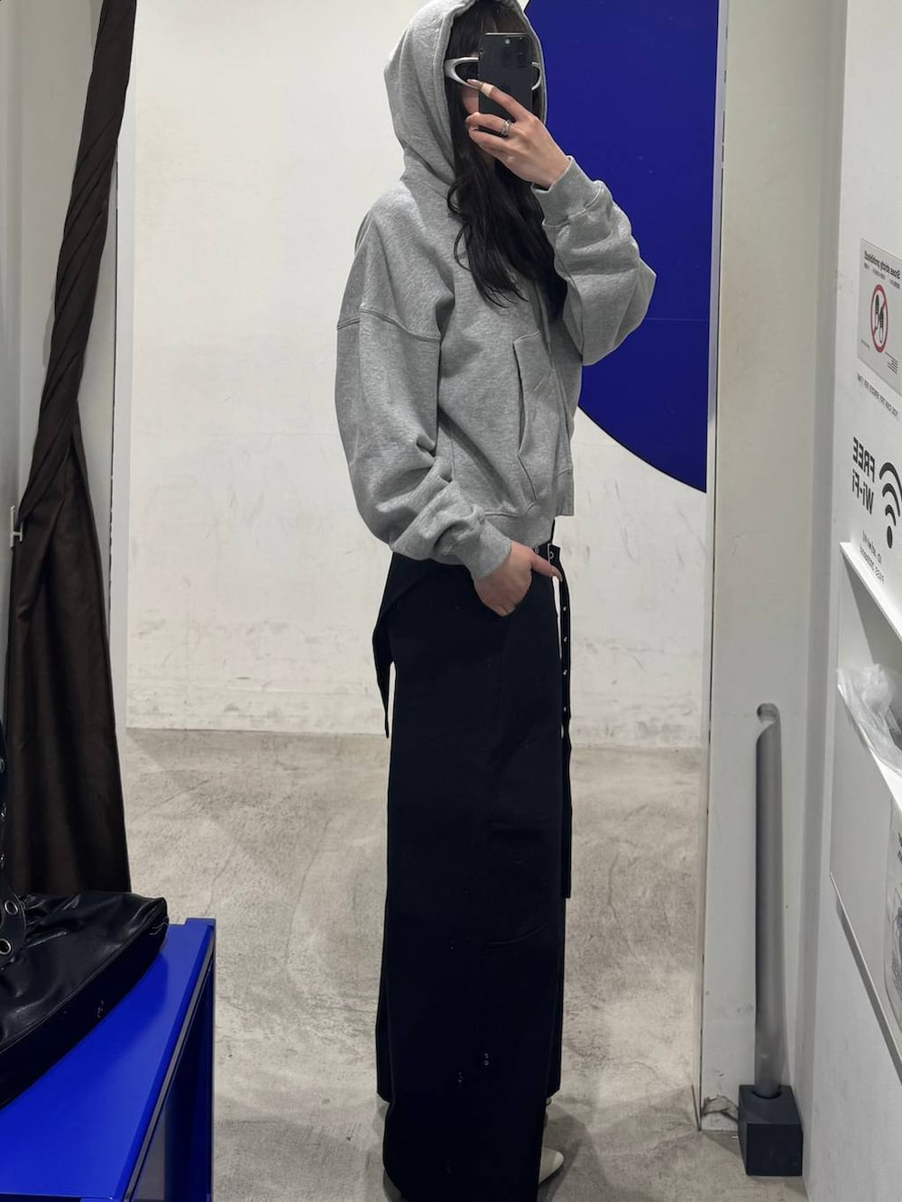 ホワイト系のパンプス、ブラック系のその他パンツを着用したレディースの冬コーディネートの2枚目の写真