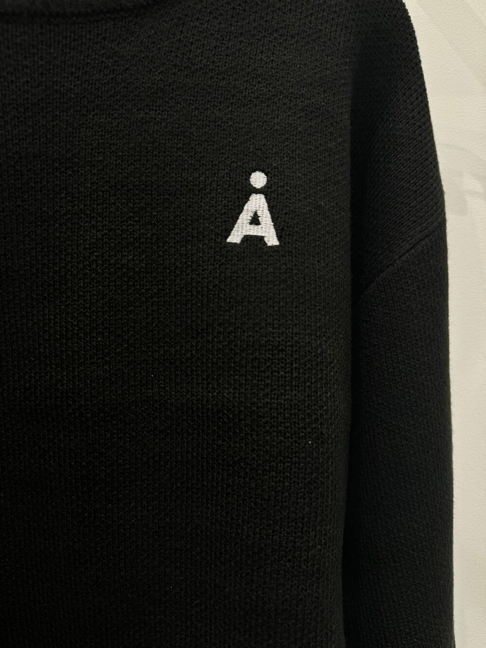 ブラック系のニット/セーター、グリーン系のカーゴパンツを着用したレディースの秋コーディネートの3枚目の写真