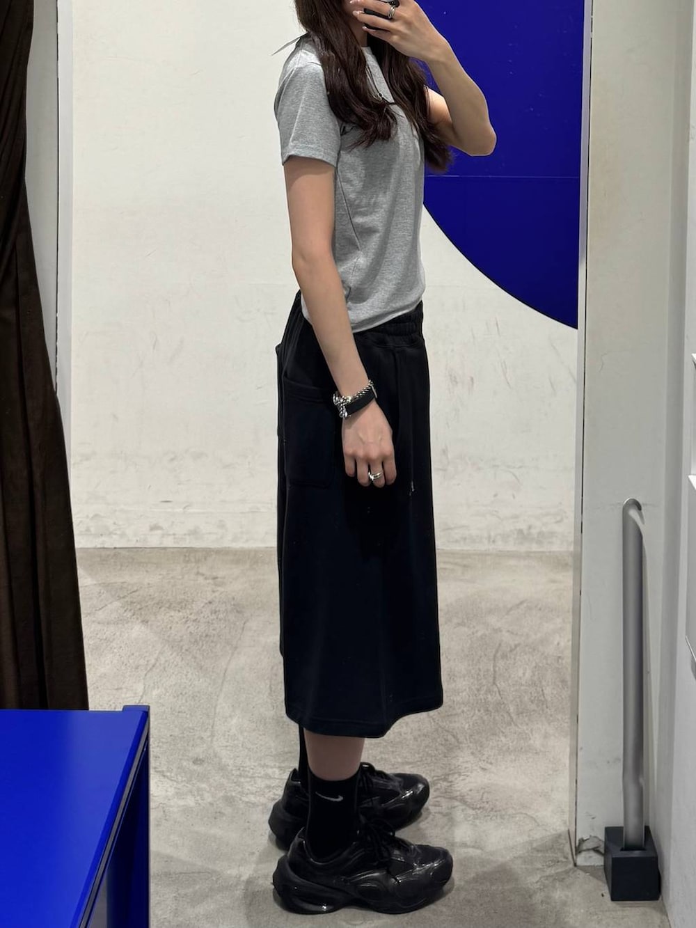 グレー系のTシャツ/カットソー、ブラック系のスウェットパンツを着用したレディースの夏コーディネートの2枚目の写真