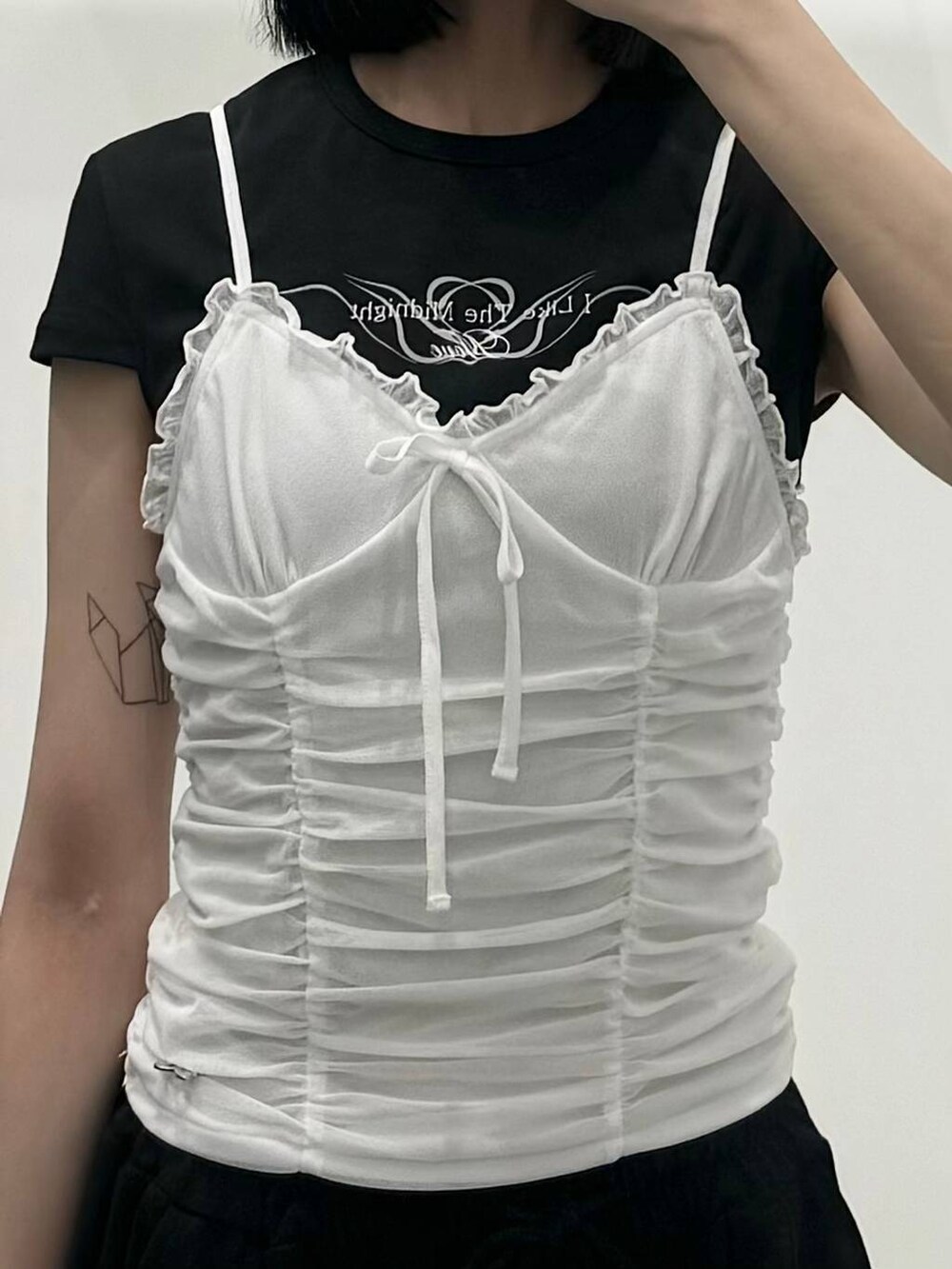 ブラック系のスウェットパンツ、ブラック系のTシャツ/カットソー、ブラック系のサンダルを着用したレディースの夏コーディネートの3枚目の写真