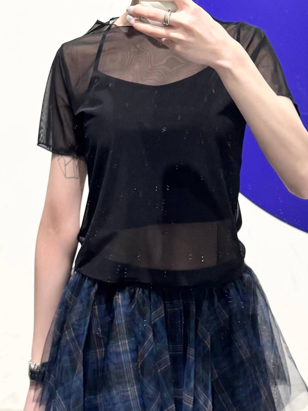 ブルー系のスカートを着用したレディースの春コーディネートの3枚目の写真