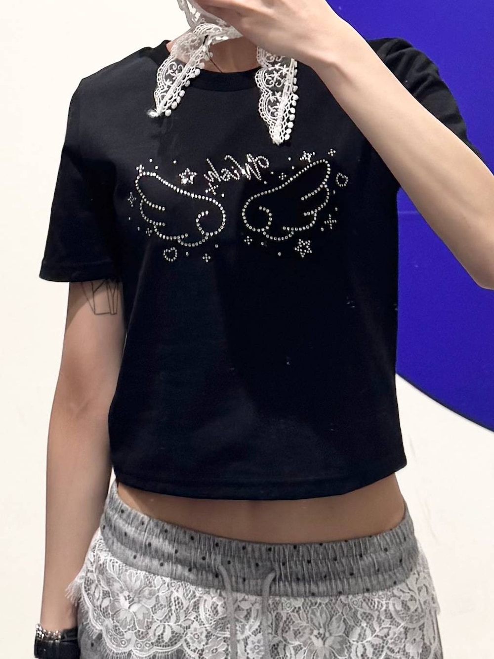 ブラック系のTシャツ/カットソー、グレー系のスウェットパンツを着用したレディースの春コーディネートの3枚目の写真