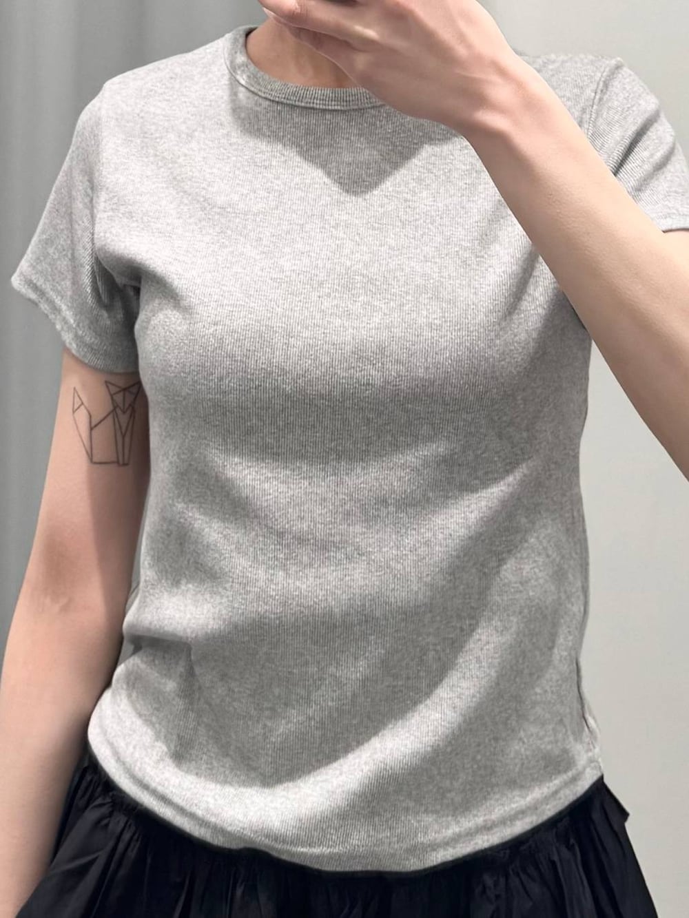 ブラック系のブーツ、グレー系のTシャツ/カットソー、ブラック系のスカートを着用したレディースの春コーディネートの3枚目の写真