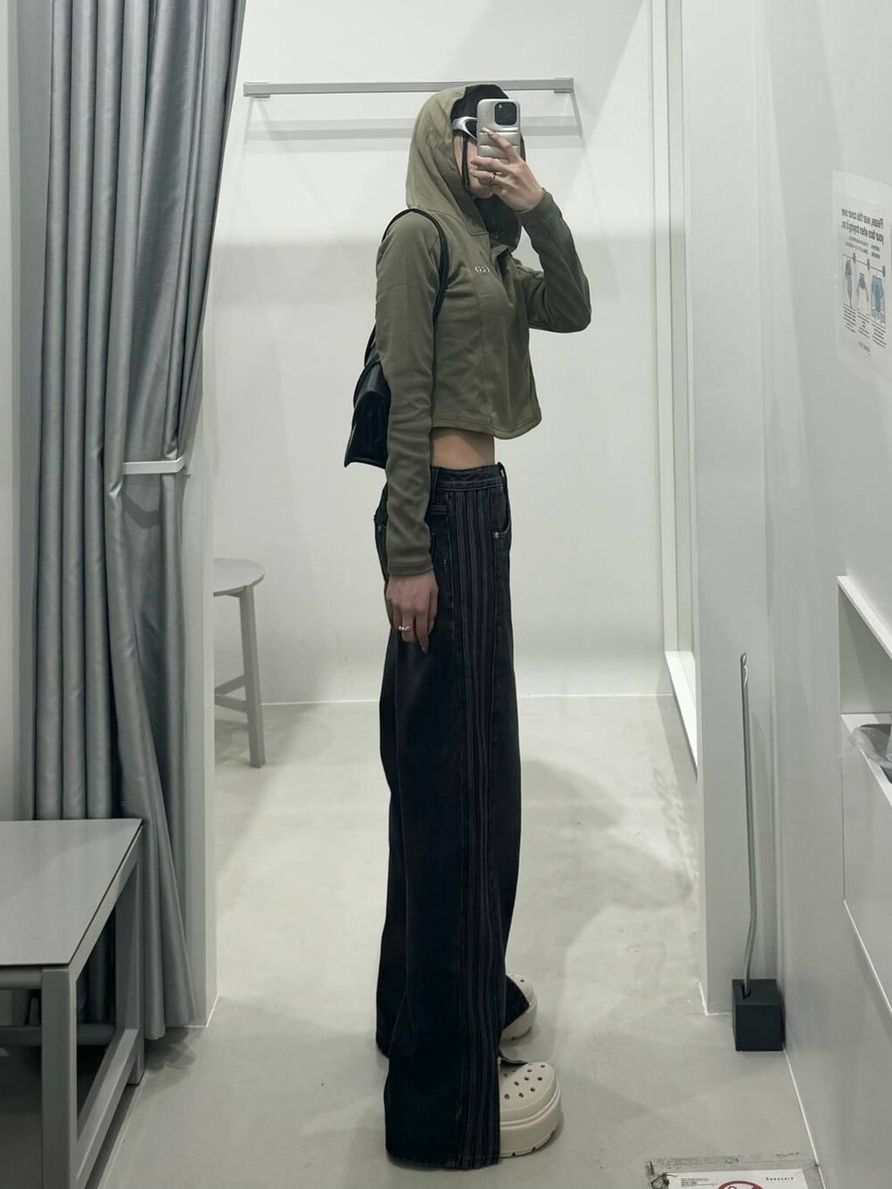 グリーン系のTシャツ/カットソー、ホワイト系のサンダル、ブラック系のデニムパンツを着用したレディースの秋コーディネートの2枚目の写真