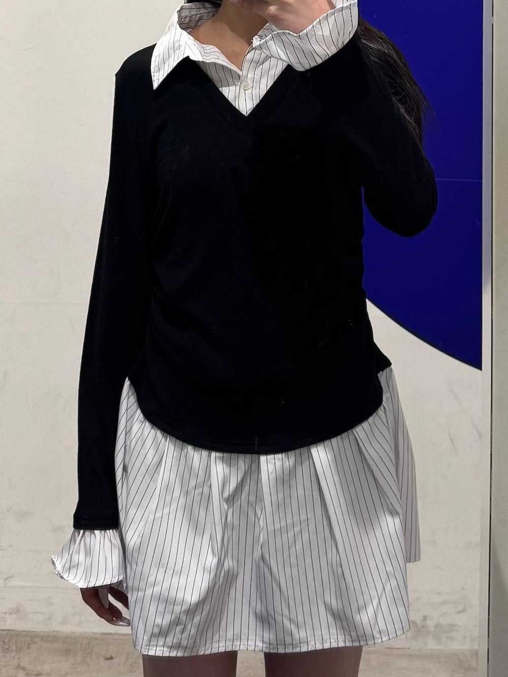 ブラック系のブーツ、ブラック系のシャツワンピースを着用したレディースの冬コーディネートの3枚目の写真