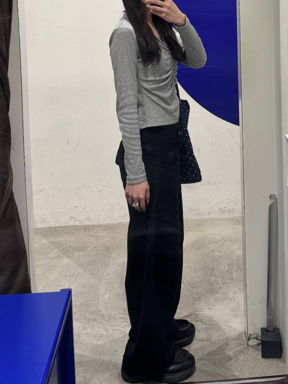 その他のトートバッグ、グレー系のTシャツ/カットソー、ブラック系のスウェットパンツを着用したレディースの春コーディネートの2枚目の写真