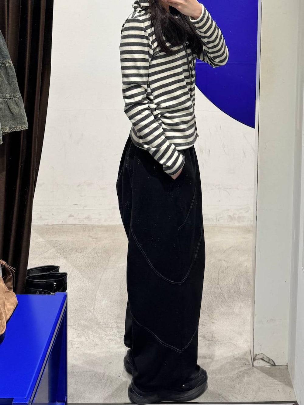 ブラック系のスウェットパンツ、ホワイト系のカーディガン/ボレロを着用したレディースの冬コーディネートの2枚目の写真