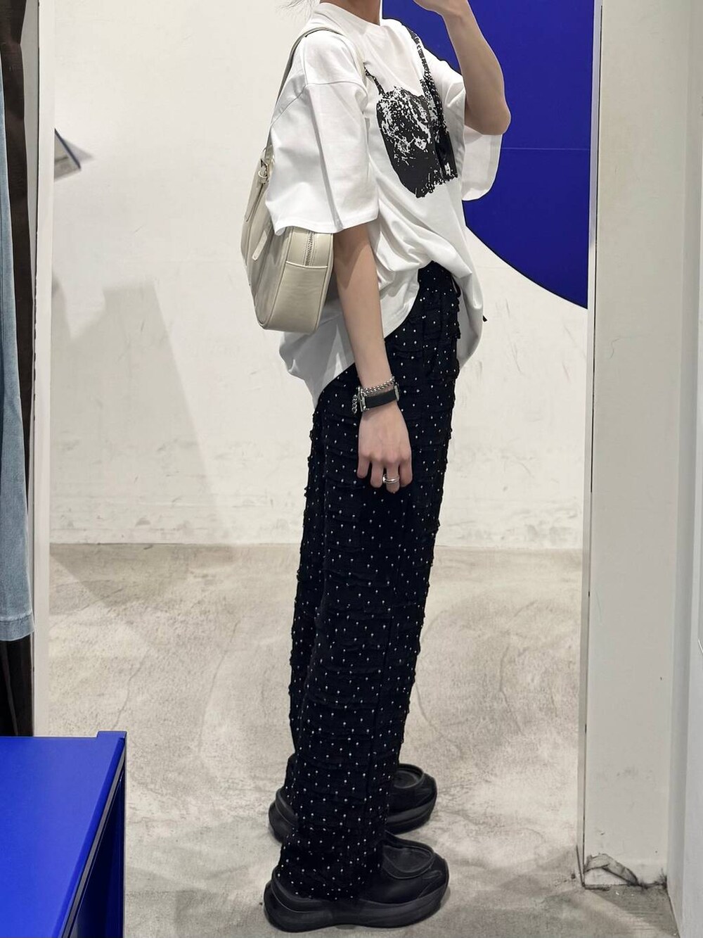 ブラック系のその他パンツ、ホワイト系のTシャツ/カットソーを着用したレディースの春コーディネートの2枚目の写真