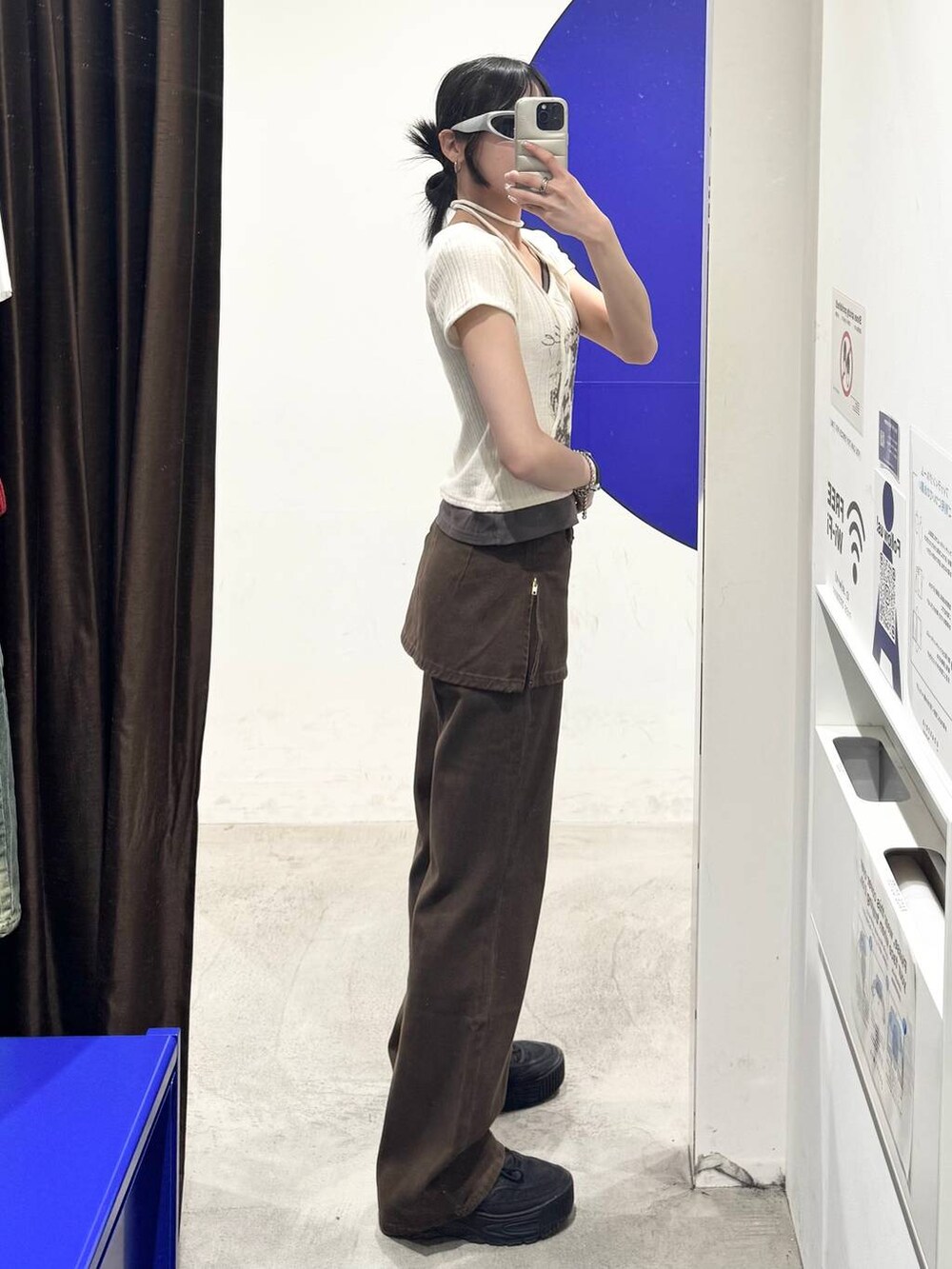 ホワイト系のTシャツ/カットソーを着用したレディースの春コーディネートの2枚目の写真