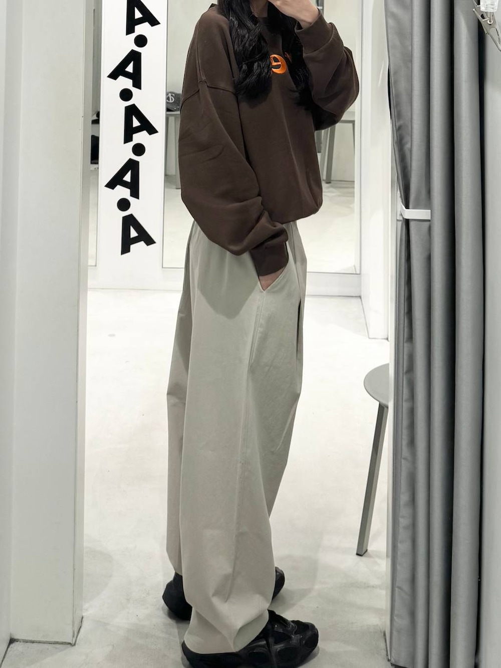 ベージュ系のその他パンツ、その他のスウェットを着用したレディースの秋コーディネートの2枚目の写真