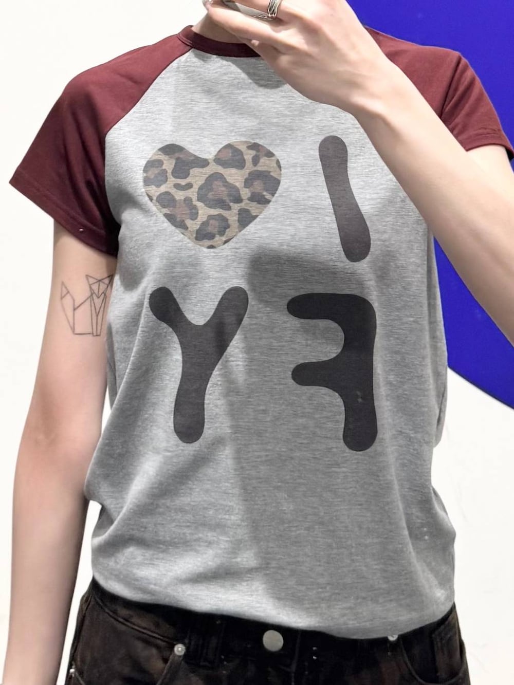 ブラウン系のその他パンツ、レッド系のTシャツ/カットソーを着用したレディースの春コーディネートの3枚目の写真