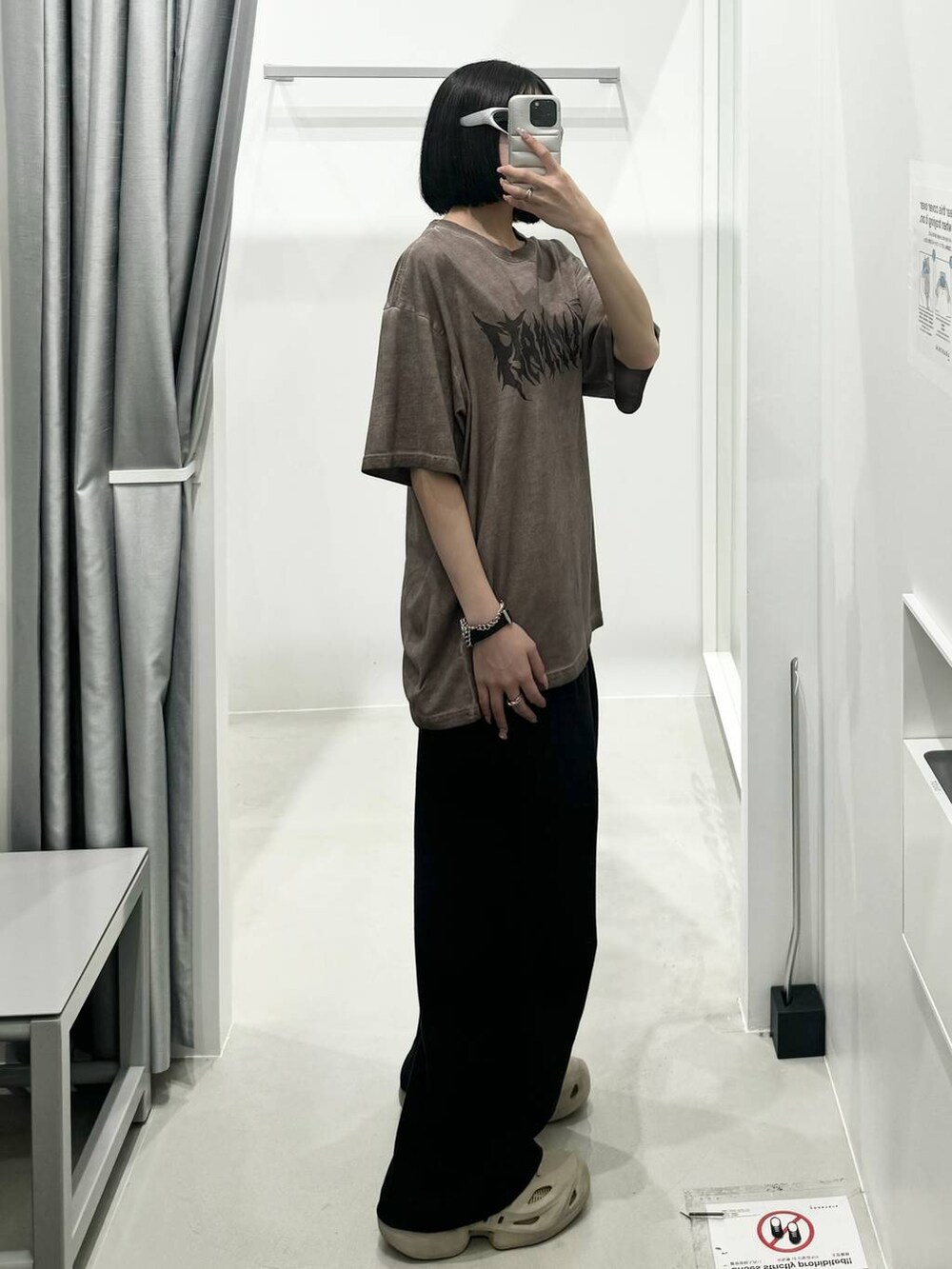 ブラック系のスウェットパンツ、グレー系のバックパック/リュック、ブラウン系のTシャツ/カットソーを着用したレディースの夏コーディネートの2枚目の写真