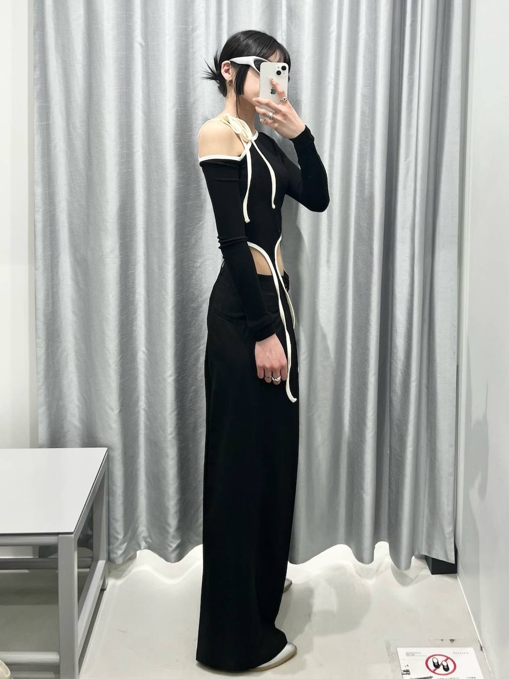 シルバー系のブーツ、ブラック系のスラックスを着用したレディースの冬コーディネートの2枚目の写真