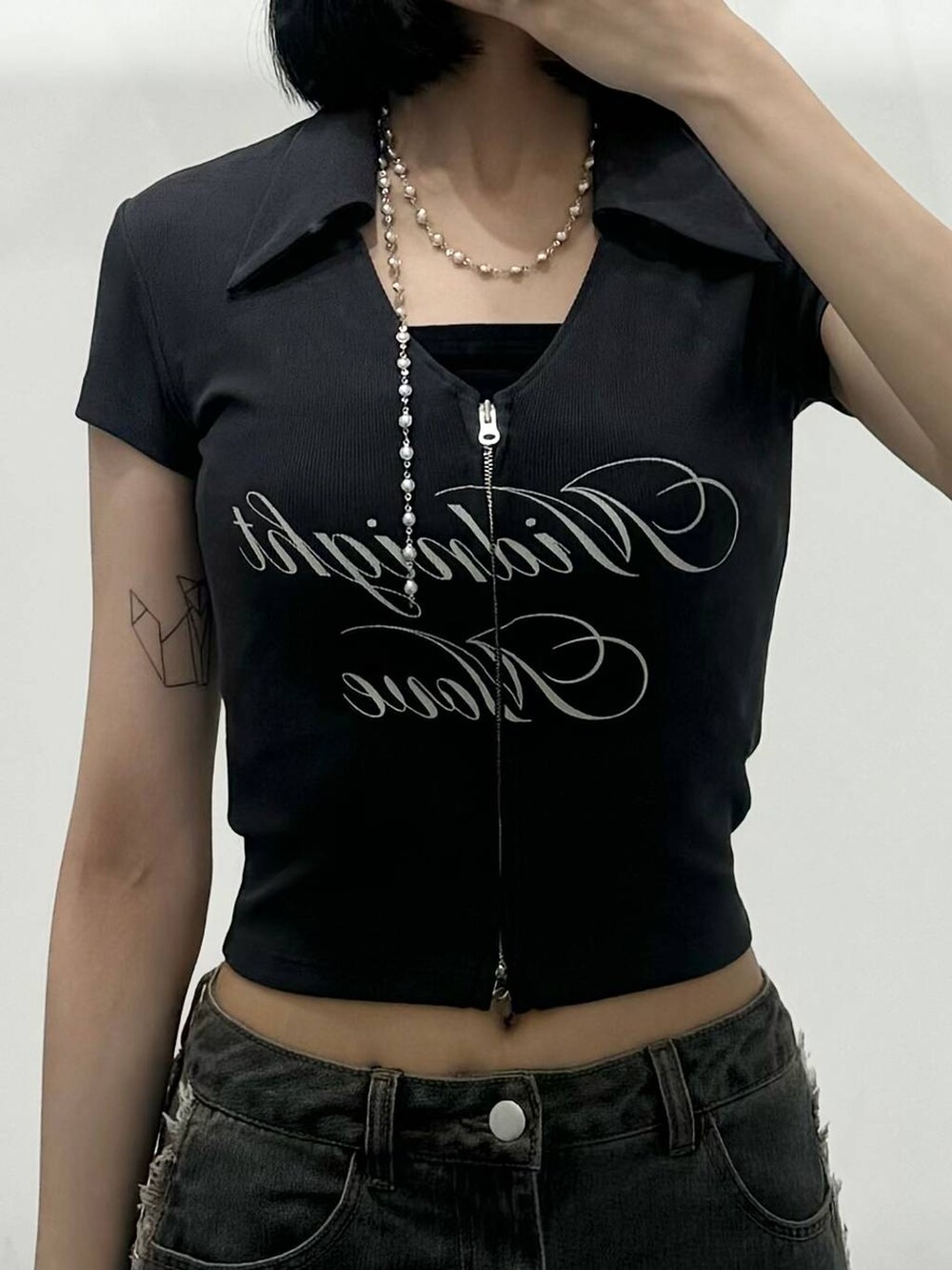 グレー系のTシャツ/カットソー、ブルー系のデニムパンツを着用したレディースの夏コーディネートの3枚目の写真