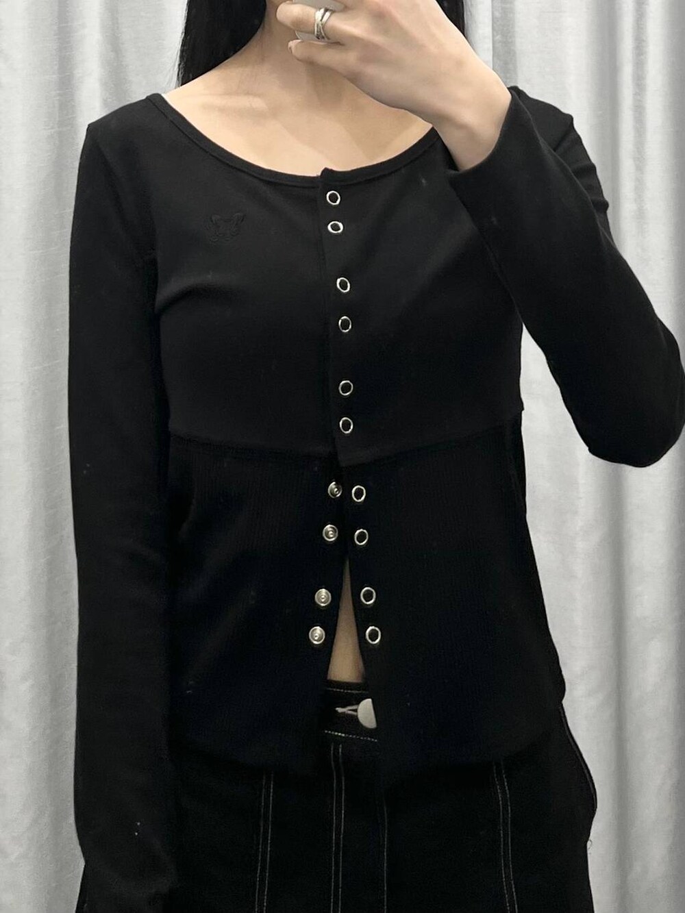 その他のショルダーバッグ、ブラック系のカーディガン/ボレロ、ブラック系のその他パンツを着用したレディースの春コーディネートの3枚目の写真