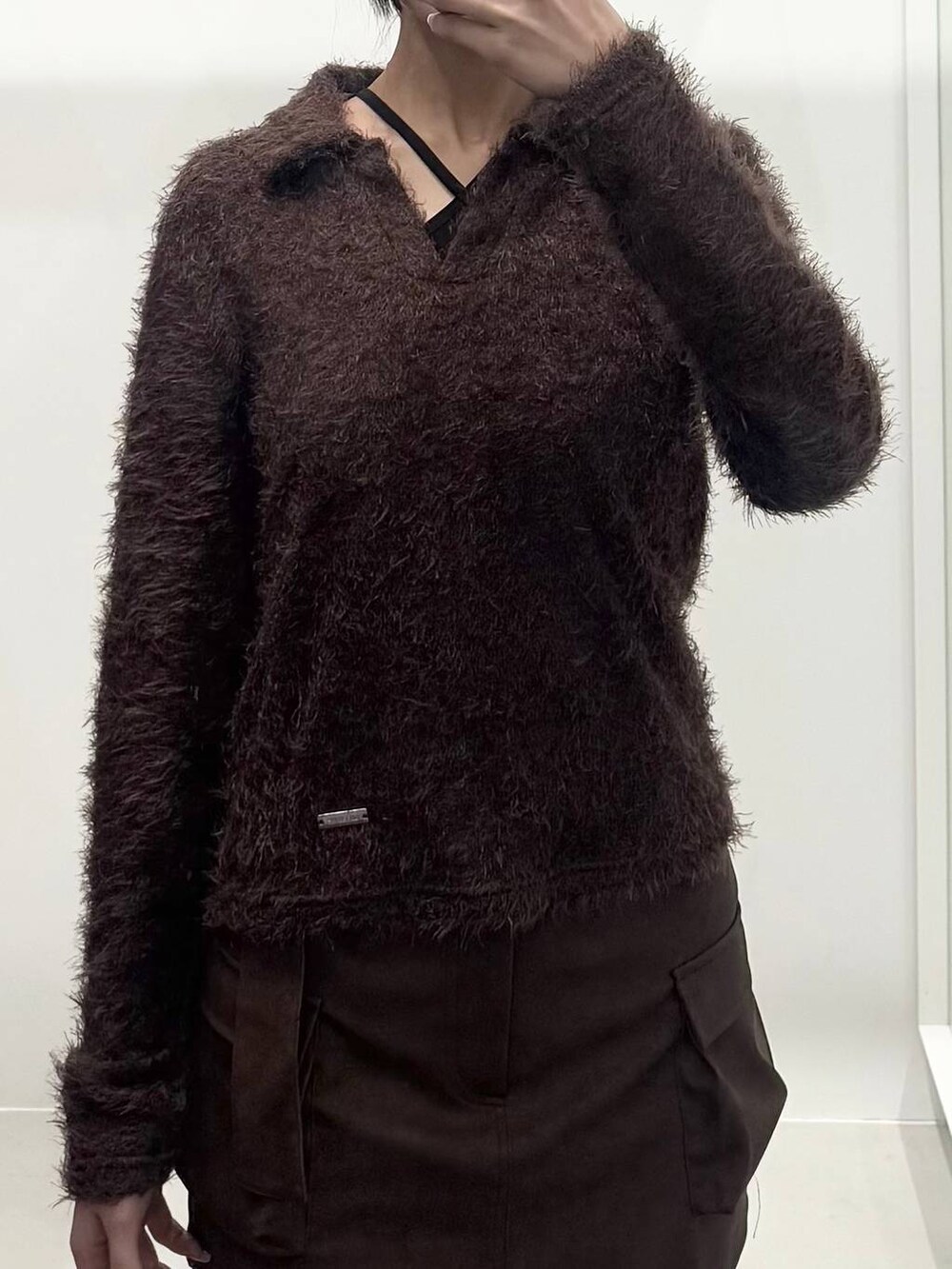 ブラウン系のスカート、ブラウン系のニット/セーターを着用したレディースの冬コーディネートの3枚目の写真