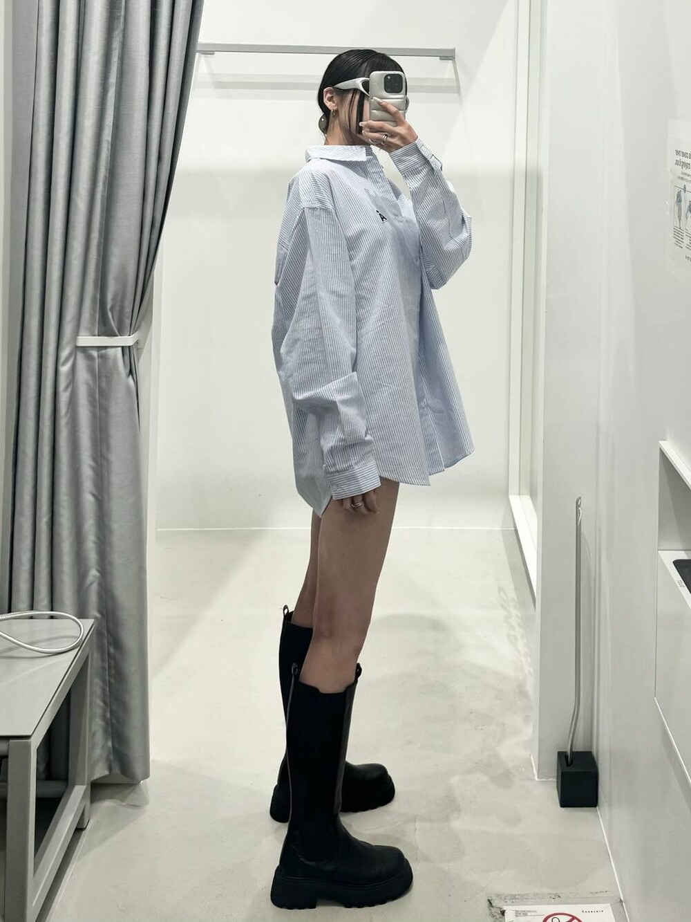 ブルー系のシャツ/ブラウスを着用したレディースの秋コーディネートの2枚目の写真