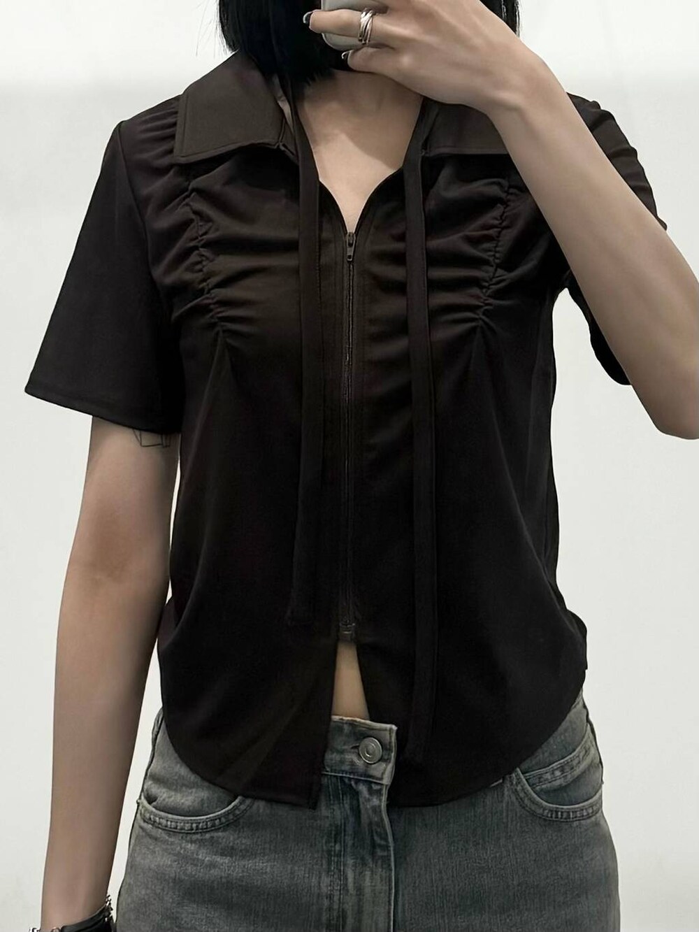 ブルー系のデニムパンツ、ブラウン系のTシャツ/カットソーを着用したレディースの夏コーディネートの3枚目の写真