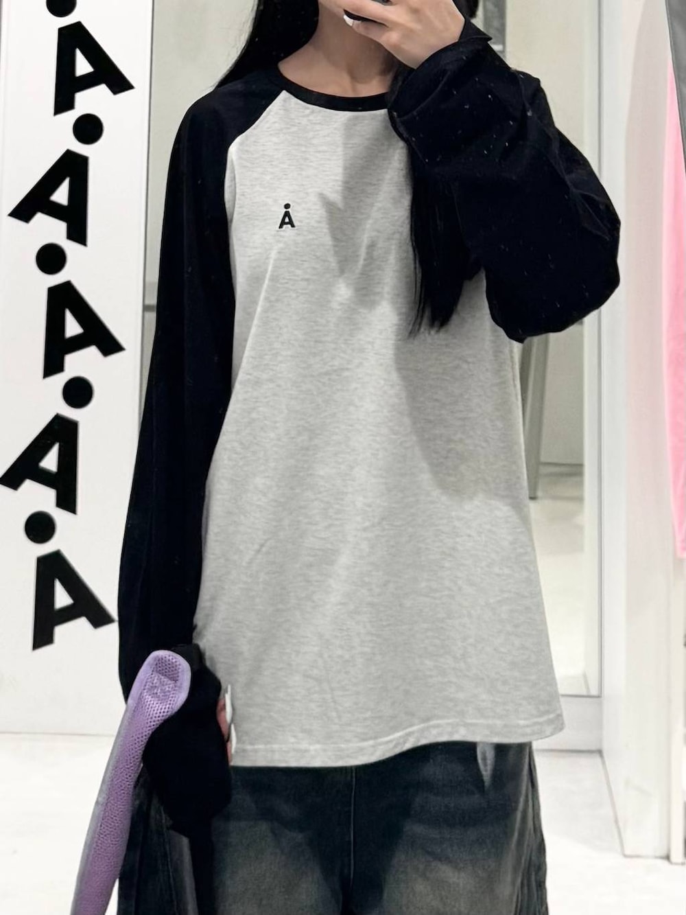 パープル系のバックパック/リュック、ブルー系のデニムパンツ、ブラック系のTシャツ/カットソーを着用したレディースの夏コーディネートの3枚目の写真