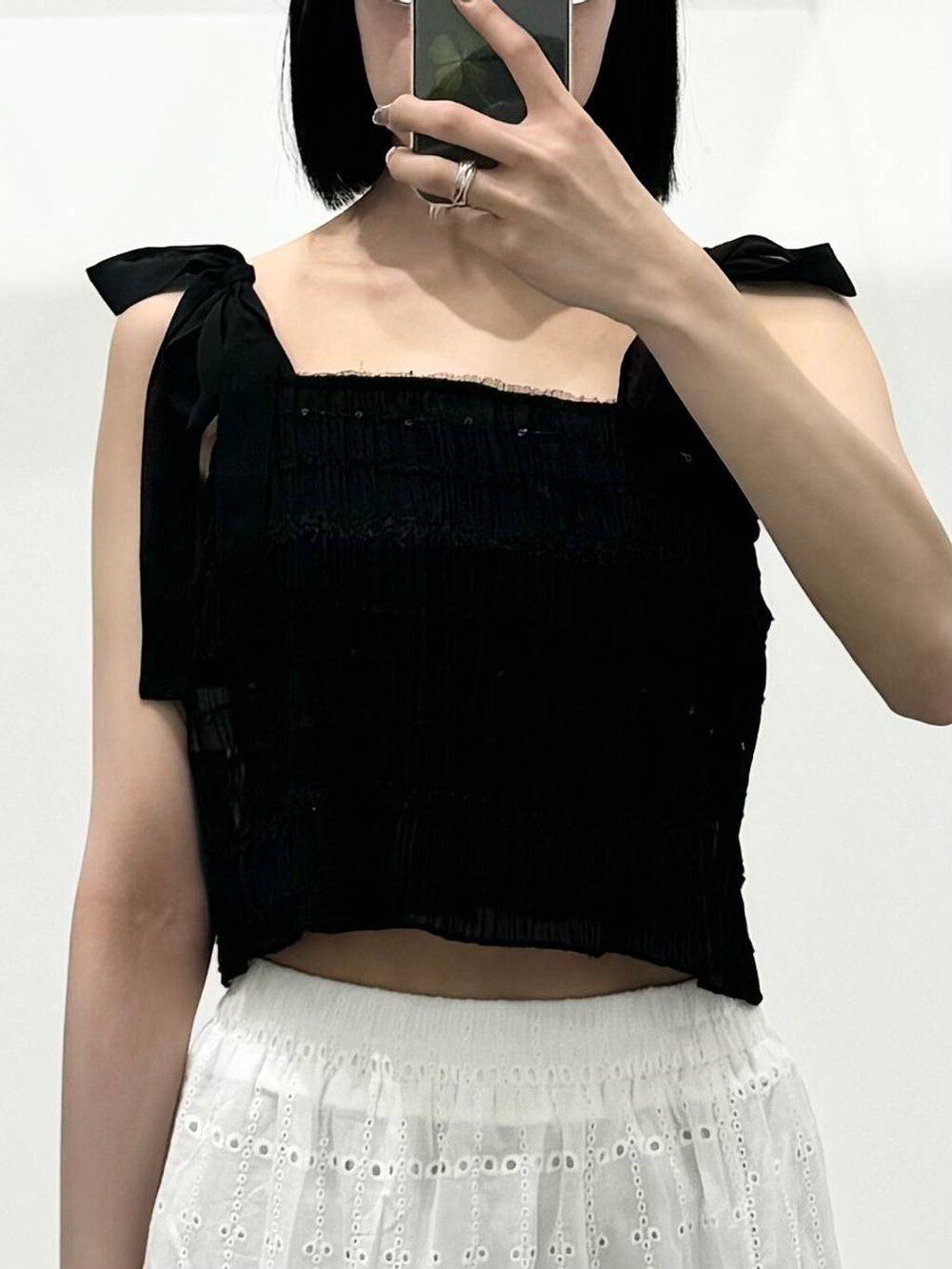 ベージュ系のスカートを着用したレディースの春コーディネートの3枚目の写真