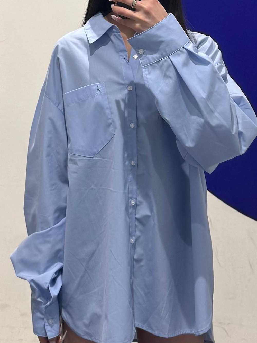 ブルー系のシャツ/ブラウス、ブラック系のブーツを着用したレディースの冬コーディネートの3枚目の写真