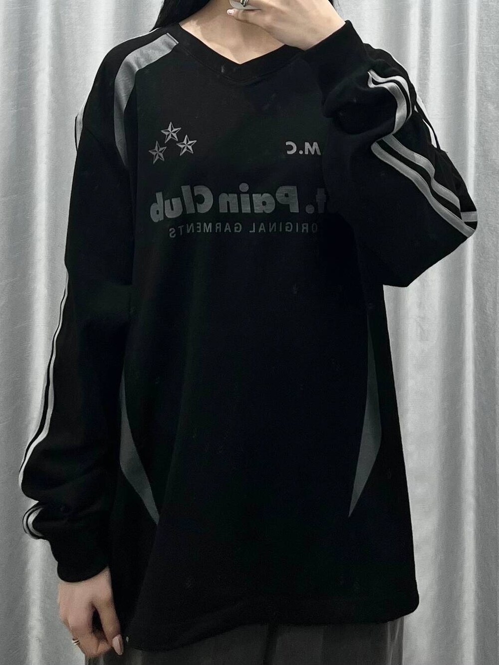 ブラック系のTシャツ/カットソー、グレー系のデニムパンツを着用したレディースの春コーディネートの3枚目の写真