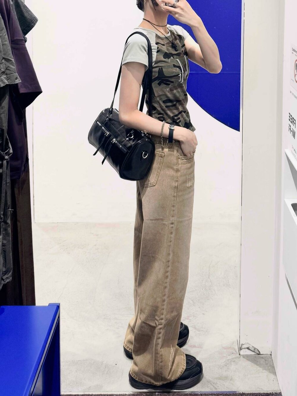 イエロー系のデニムパンツ、ベージュ系のTシャツ/カットソーを着用したレディースの夏コーディネートの2枚目の写真