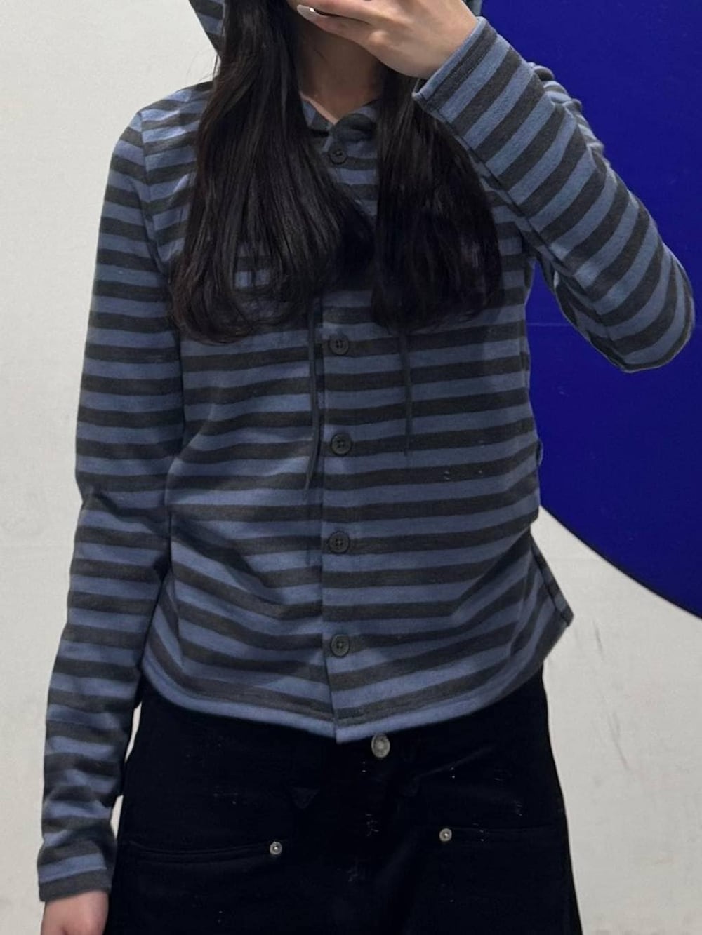 ブルー系のカーディガン/ボレロ、ブラック系のスウェットパンツを着用したレディースの春コーディネートの3枚目の写真