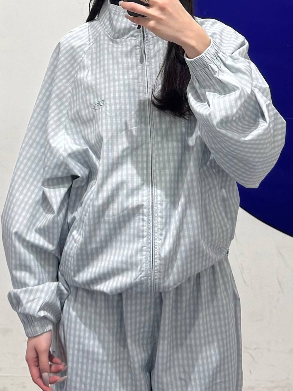 グレー系のブルゾン、グレー系のその他パンツ、ブラック系のキャップを着用したレディースの春コーディネートの3枚目の写真