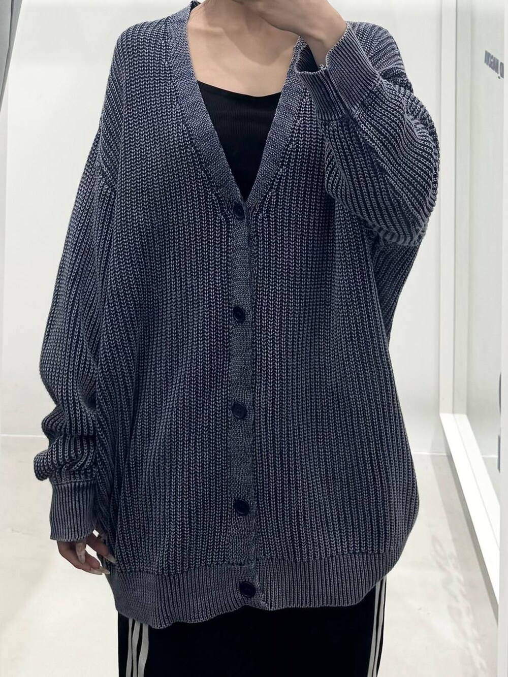 ブルー系のニット/セーターを着用したレディースの冬コーディネートの3枚目の写真