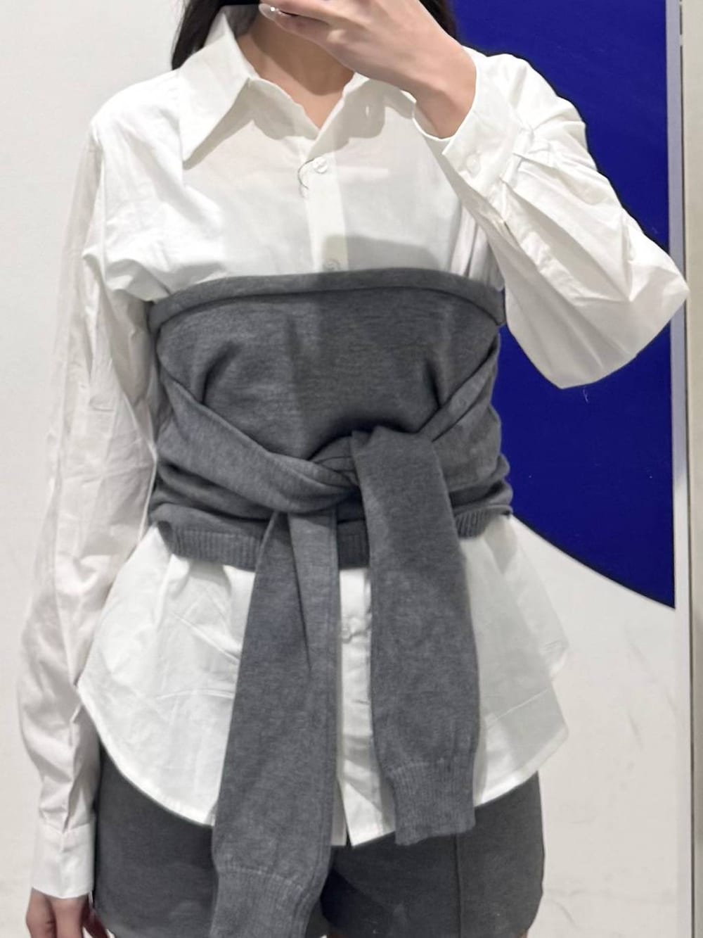 ホワイト系のシャツ/ブラウス、グレー系のその他パンツ、ブラック系のブーツを着用したレディースの春コーディネートの3枚目の写真