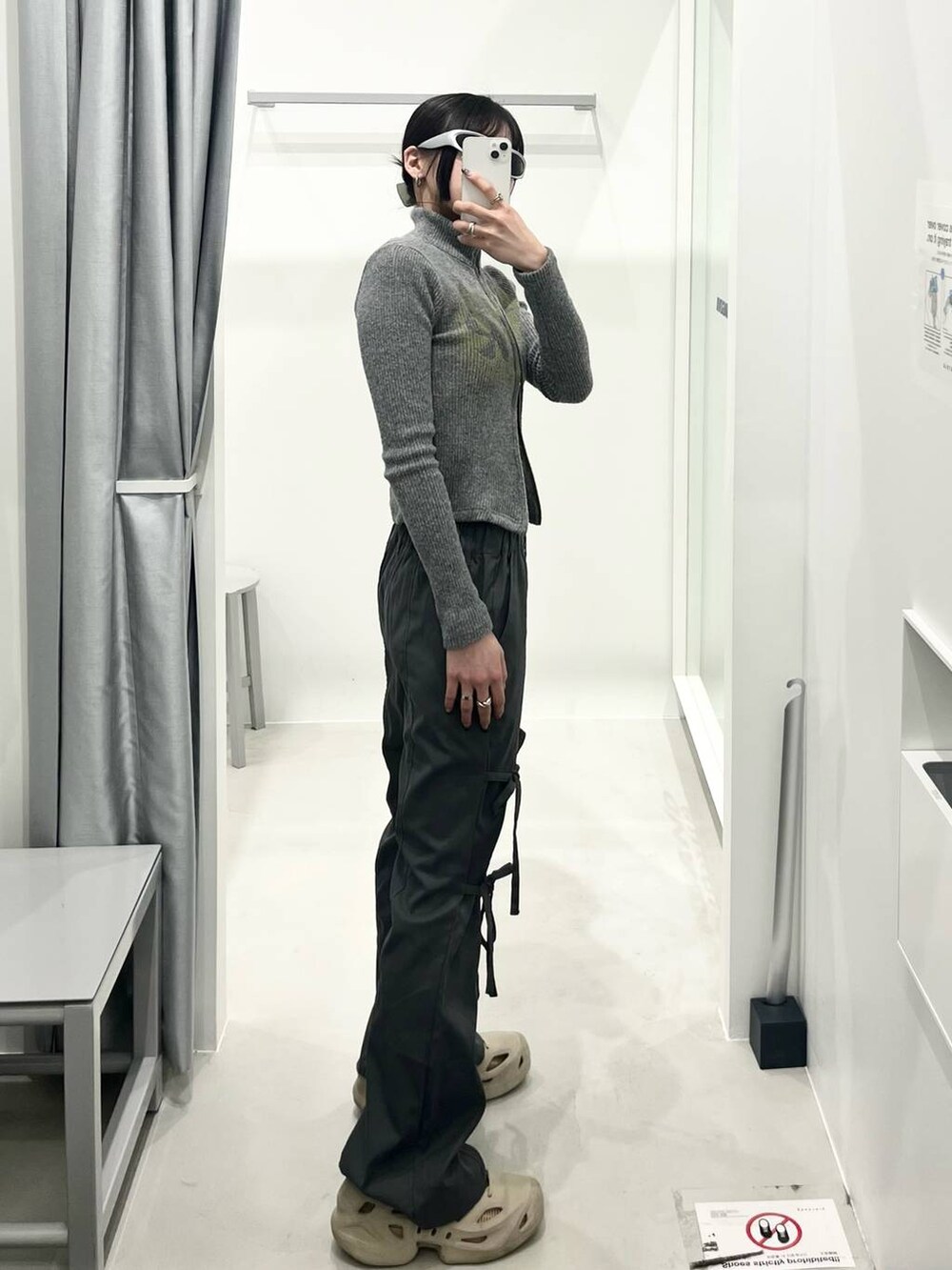 グレー系のスラックスを着用したレディースの冬コーディネートの2枚目の写真