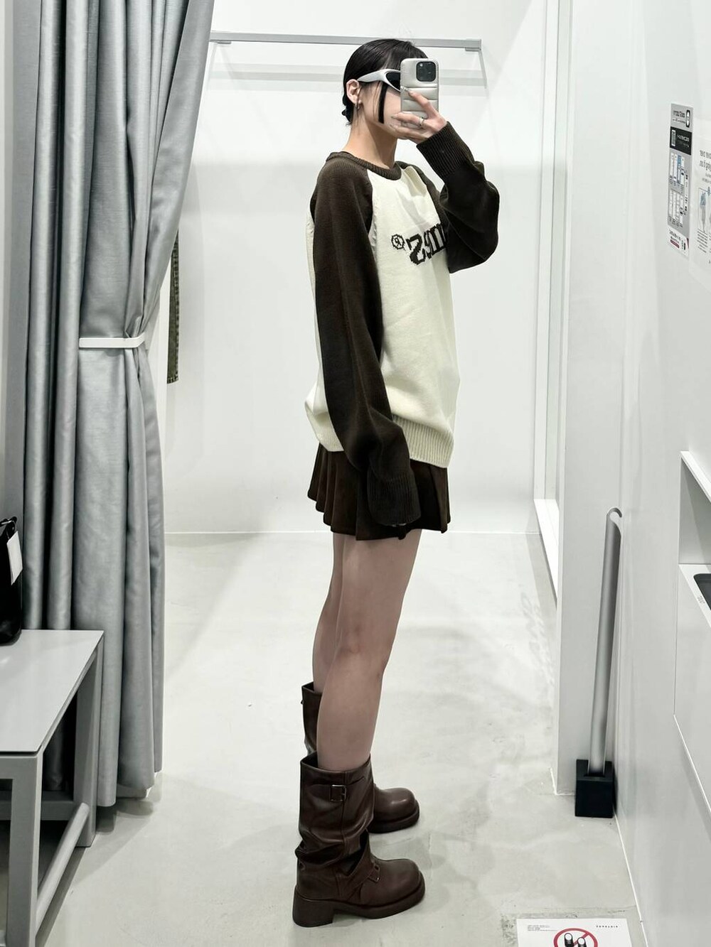 ブラウン系のニット/セーター、ブラウン系のスカート、ブラウン系のブーツを着用したレディースの冬コーディネートの2枚目の写真