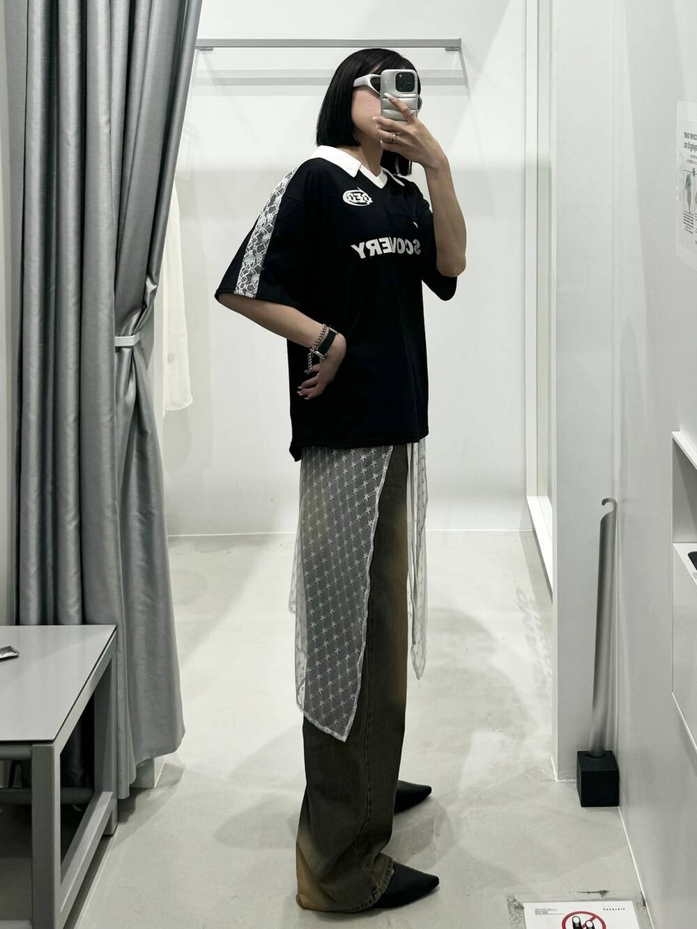 ブルー系のデニムパンツ、その他のスカート、ブラック系のTシャツ/カットソーを着用したレディースの夏コーディネートの2枚目の写真