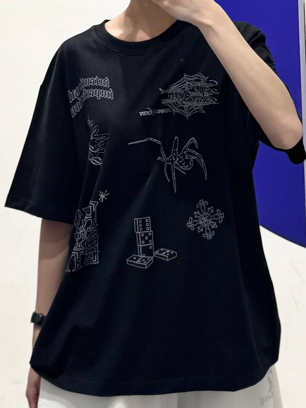 ブラック系のTシャツ/カットソーを着用したレディースの夏コーディネートの3枚目の写真