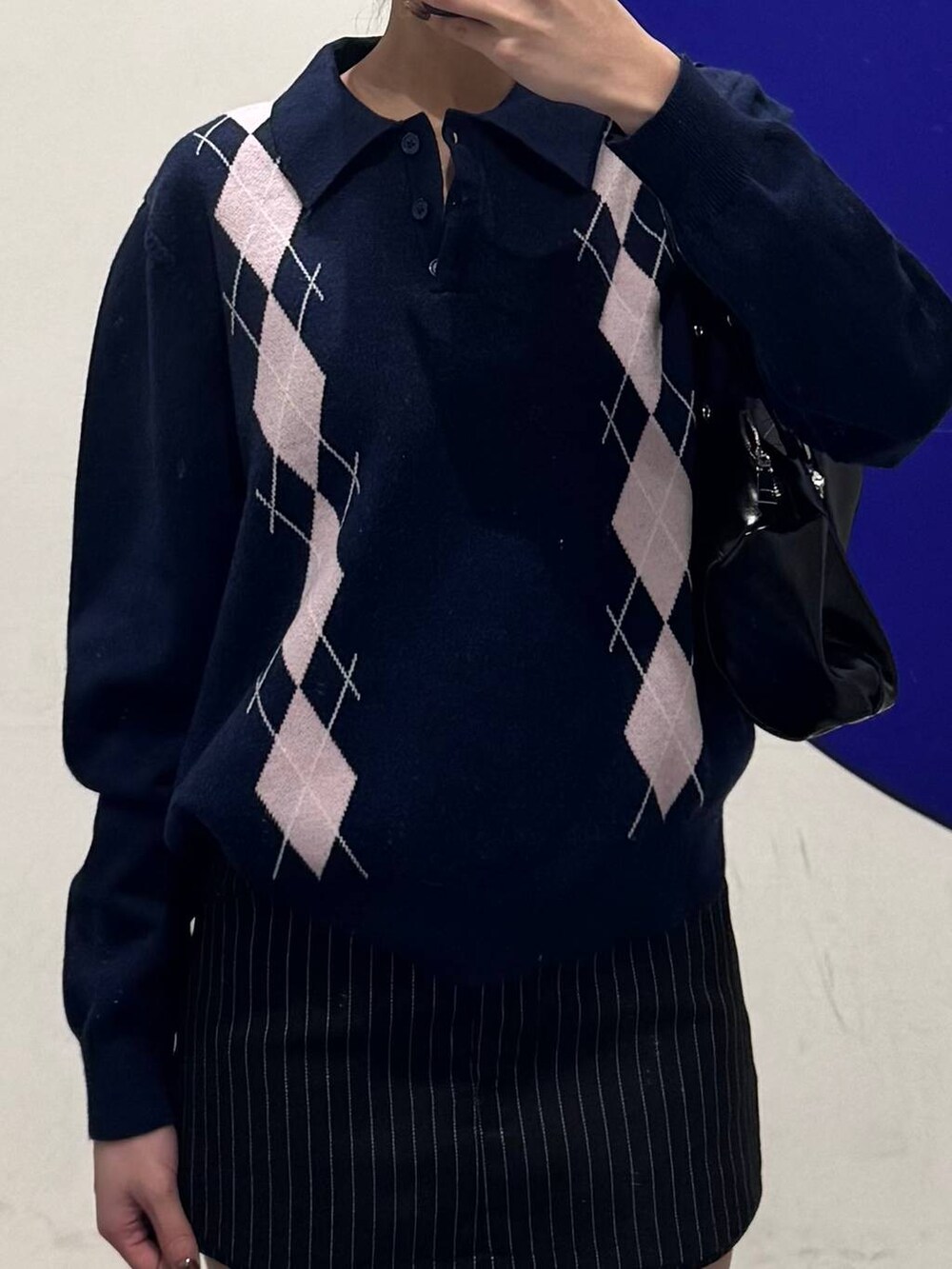 ブラック系のブーツ、ブルー系のニット/セーター、ブラック系のその他パンツを着用したレディースの冬コーディネートの3枚目の写真