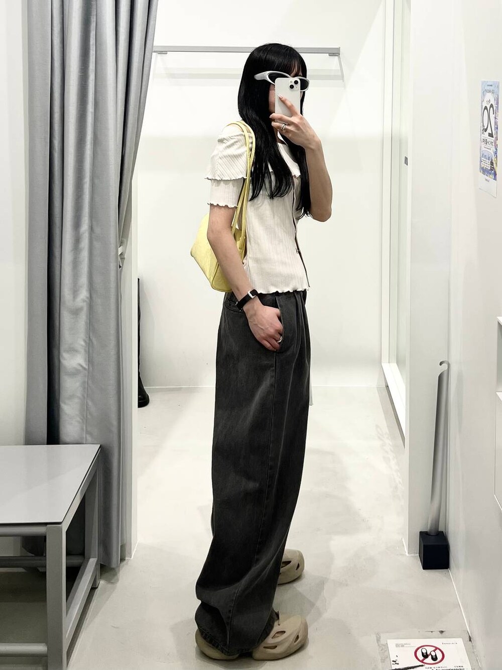 ベージュ系のTシャツ/カットソー、グレー系のデニムパンツを着用したレディースの春コーディネートの2枚目の写真
