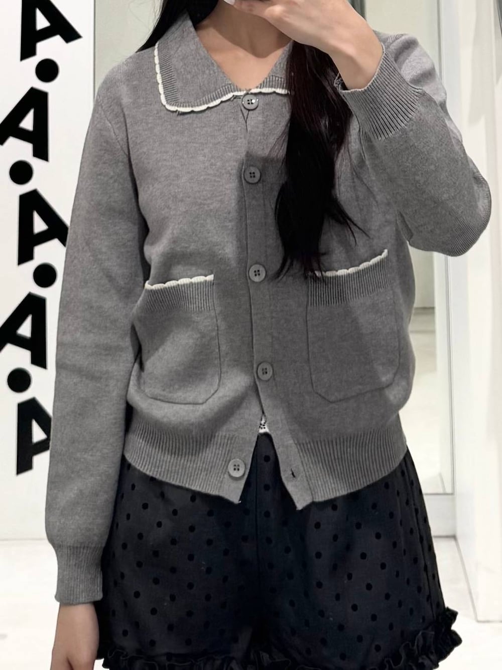 グレー系のその他パンツ、グレー系のニット/セーター、ブラウン系のブーツを着用したレディースの秋コーディネートの3枚目の写真