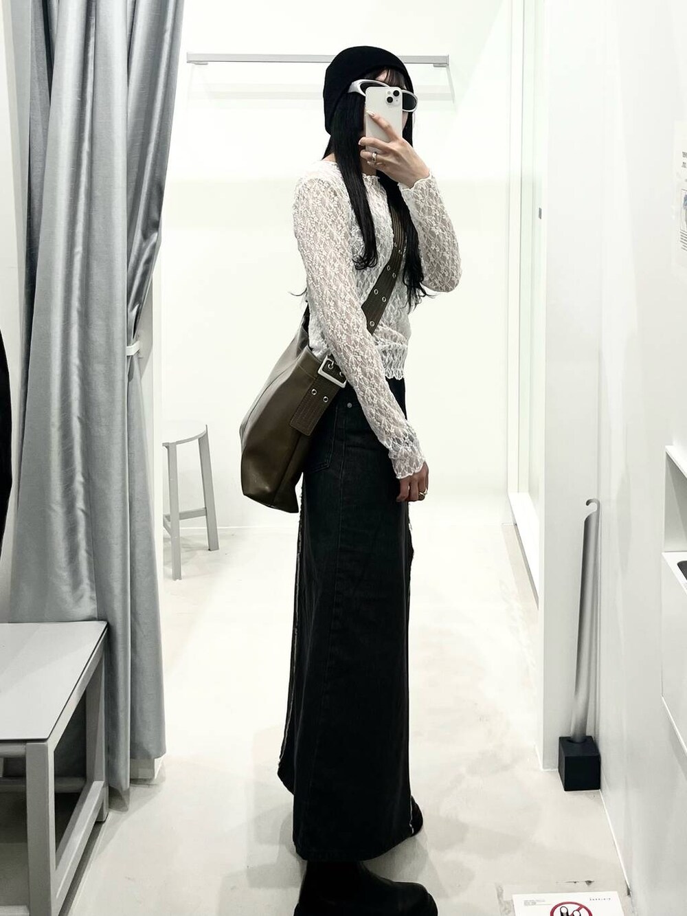 ブラック系のブーツ、ブラック系のニットキャップ/ビーニーを着用したレディースの春コーディネートの2枚目の写真